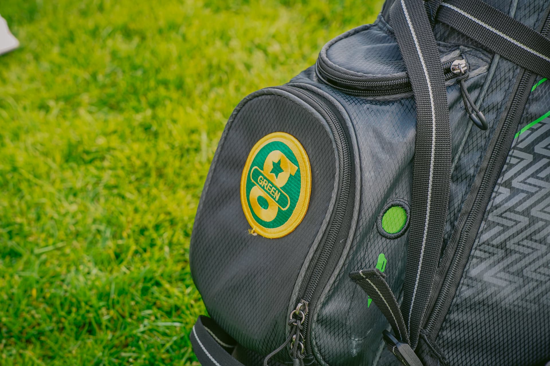 Golfstars Green level badge stitched on a junior's golf bag